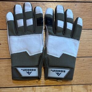 Ridgecut Green and White Gloves